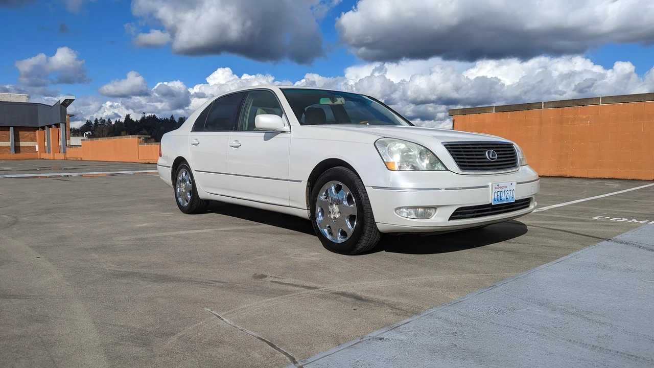 2001 Lexus LS 3rd Gen - Image 24 of 31