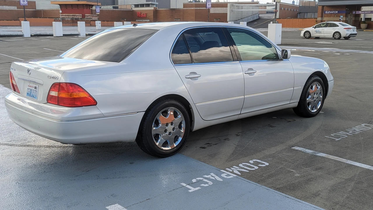 2001 Lexus LS 3rd Gen - Image 21 of 31