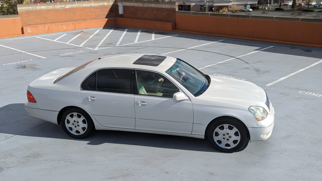 2001 Lexus LS 3rd Gen - Image 23 of 31