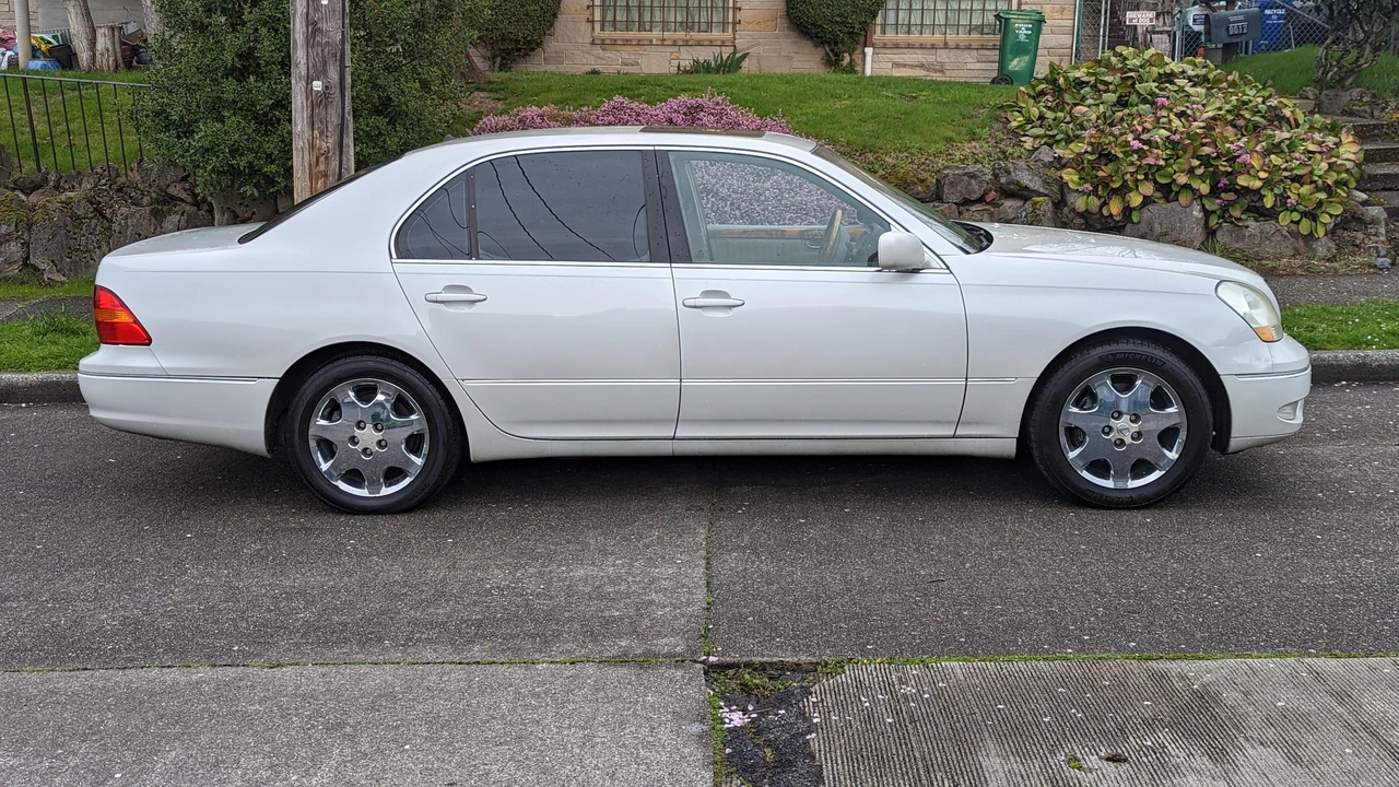 2001 Lexus LS 3rd Gen - Image 22 of 31