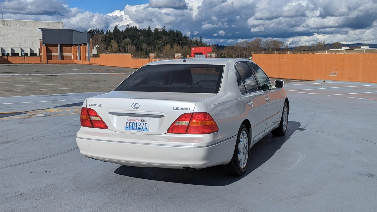 2001 Lexus LS 3rd Gen - Image 17 of 31