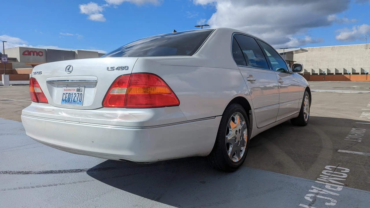 2001 Lexus LS 3rd Gen - Image 19 of 31