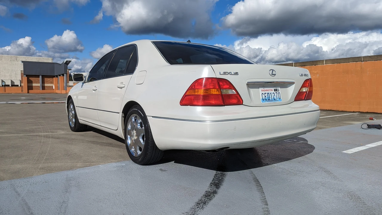 2001 Lexus LS 3rd Gen - Image 16 of 31