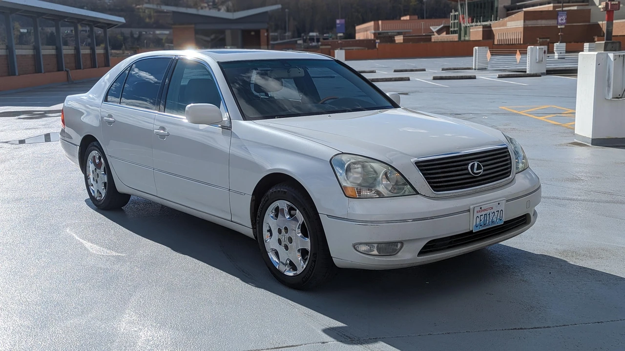 2001 Lexus LS 3rd Gen - Image 25 of 31