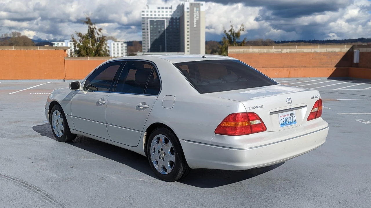 2001 Lexus LS 3rd Gen - Image 15 of 31