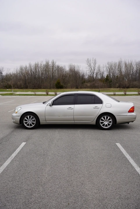 2001 Lexus LS 3rd Gen - Image 3 of 20