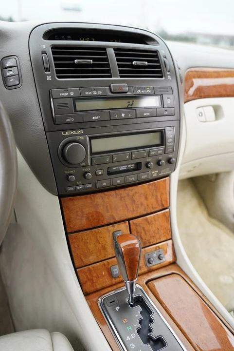 2001 Lexus LS 3rd Gen - Image 14 of 20