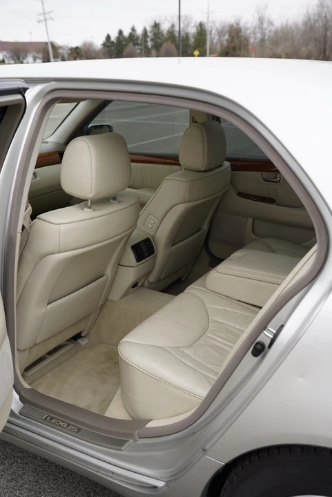 2001 Lexus LS 3rd Gen - Image 12 of 20