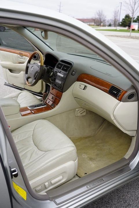 2001 Lexus LS 3rd Gen - Image 13 of 20
