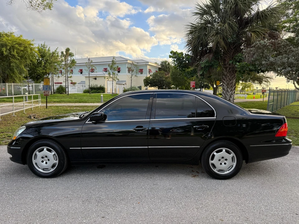 2001 Lexus LS 3rd Gen - Image 9 of 31