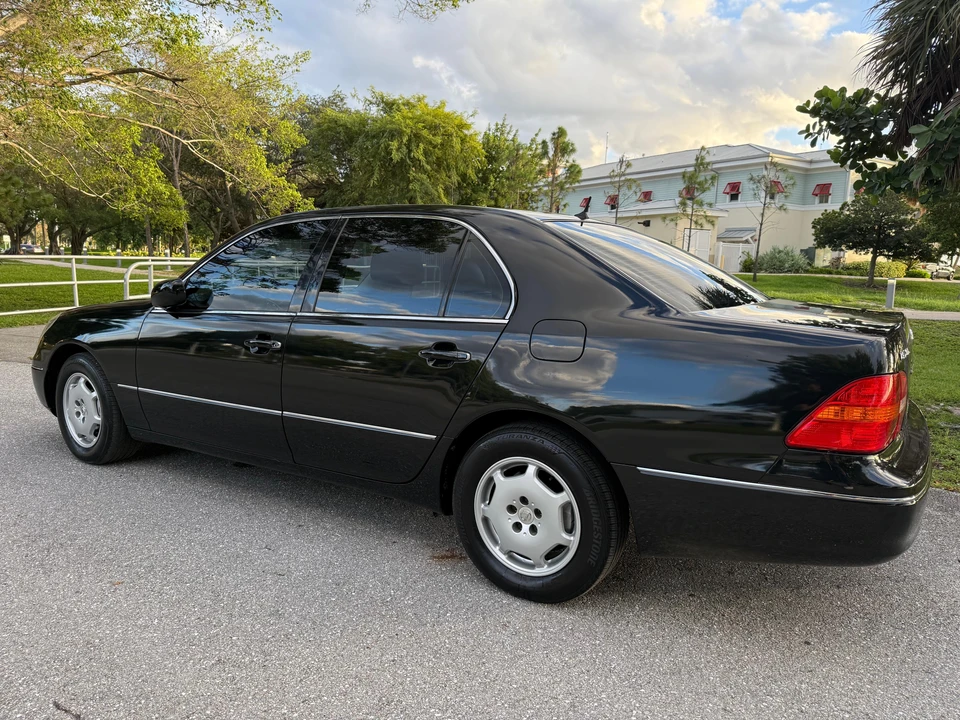 2001 Lexus LS 3rd Gen - Image 10 of 31