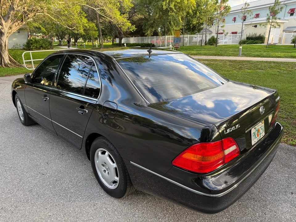 2001 Lexus LS 3rd Gen - Image 11 of 31