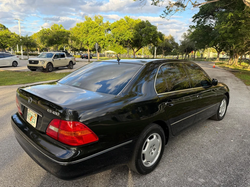 2001 Lexus LS 3rd Gen - Image 12 of 31