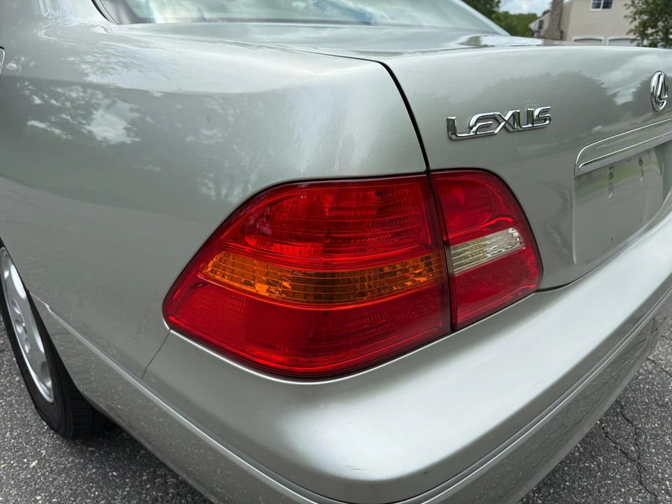 2001 Lexus LS 3rd Gen - Image 29 of 31