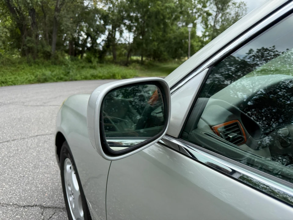 2001 Lexus LS 3rd Gen - Image 21 of 31