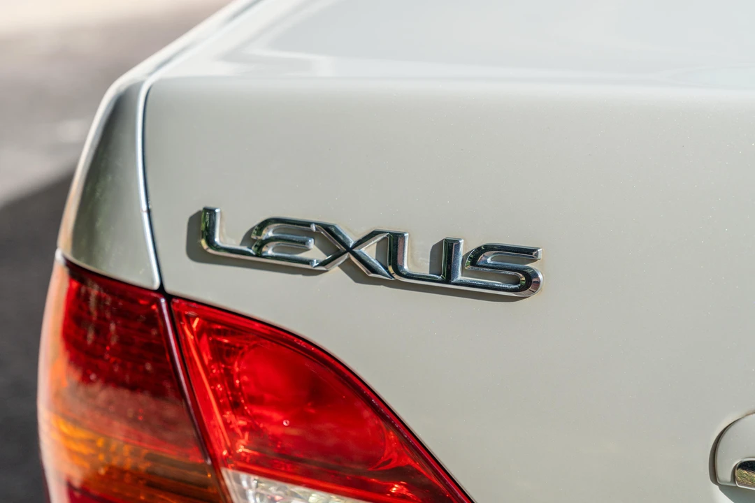 2001 Lexus LS 3rd Gen - Image 16 of 31