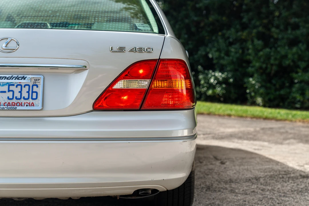 2001 Lexus LS 3rd Gen - Image 19 of 31