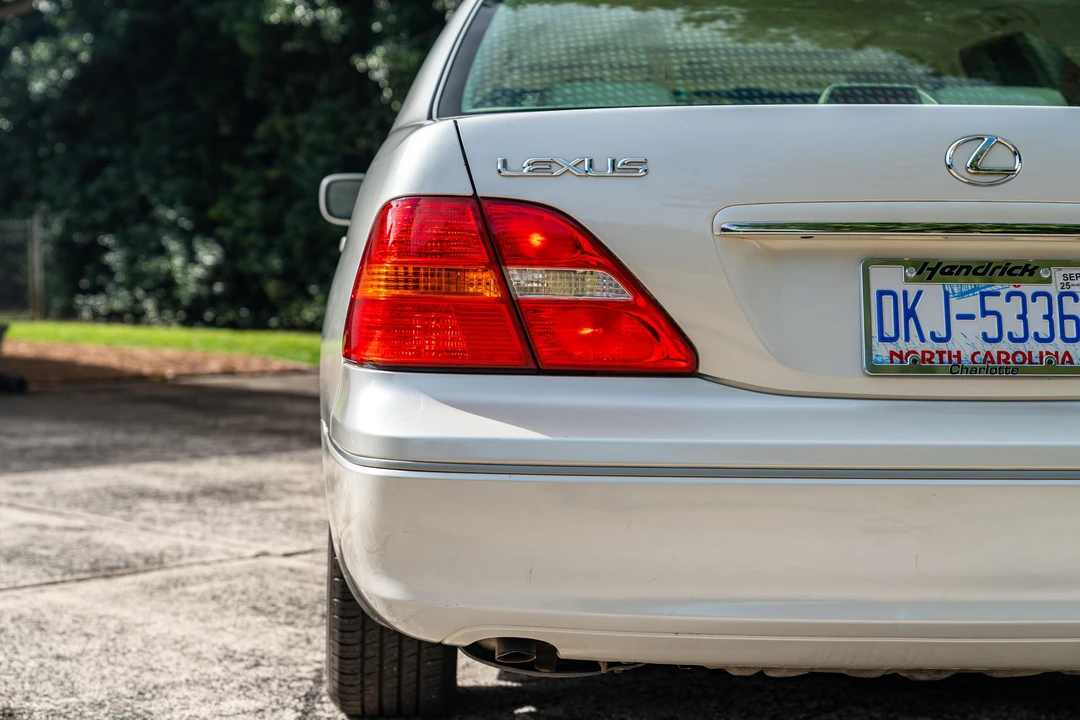 2001 Lexus LS 3rd Gen - Image 15 of 31