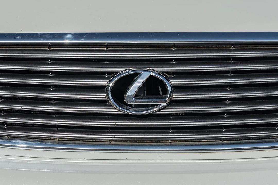 2001 Lexus LS 3rd Gen - Image 12 of 31