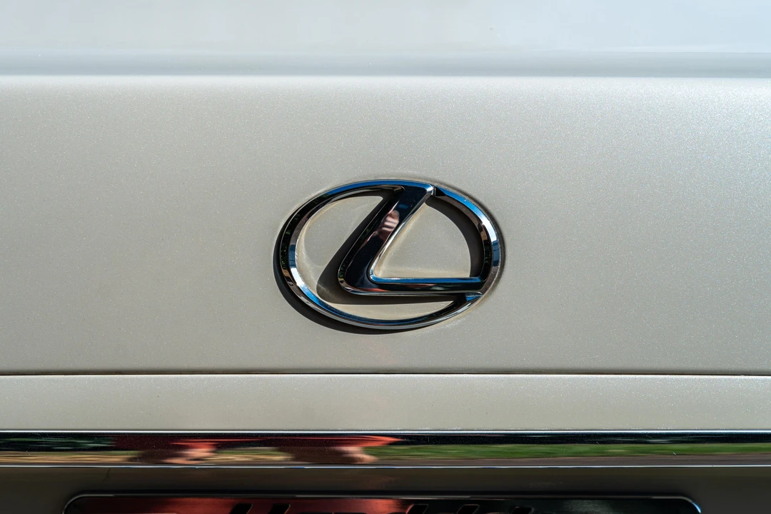 2001 Lexus LS 3rd Gen - Image 17 of 31