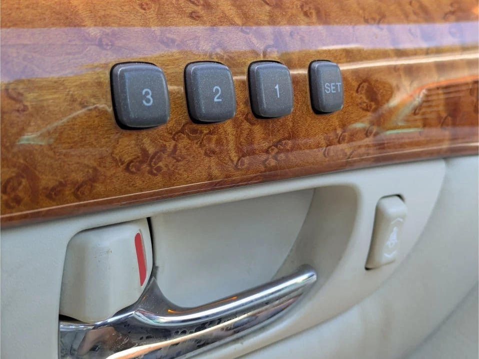 2001 Lexus LS 3rd Gen - Image 19 of 20