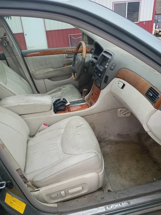 2001 Lexus LS 3rd Gen - Image 5 of 10