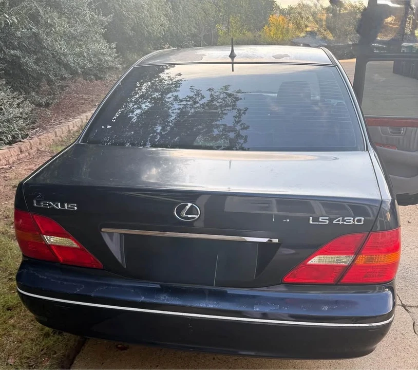 2001 Lexus LS 3rd Gen - Image 2 of 9