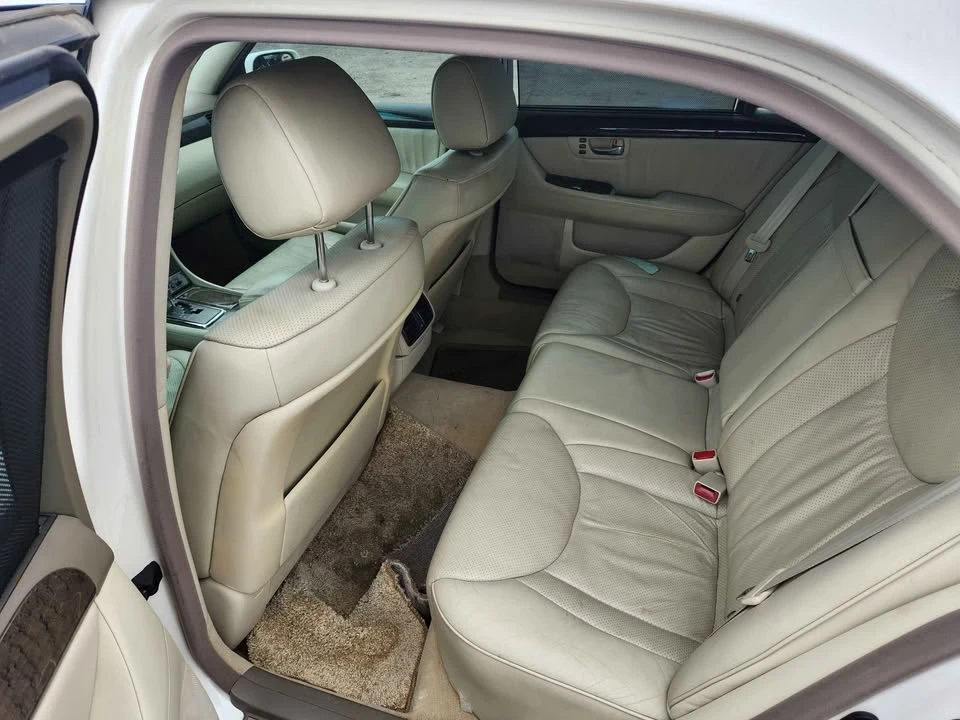 2001 Lexus LS 3rd Gen - Image 9 of 10