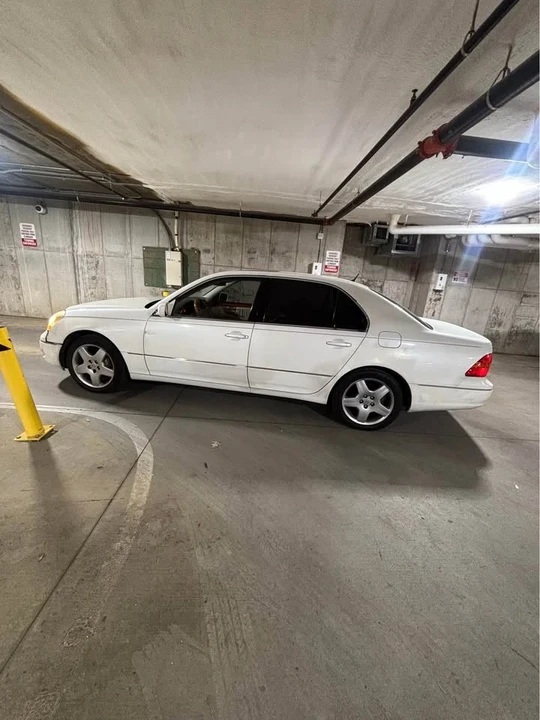 2001 Lexus LS 3rd Gen - Image 6 of 9