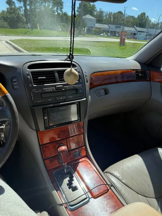 2001 Lexus LS 3rd Gen - Image 7 of 12