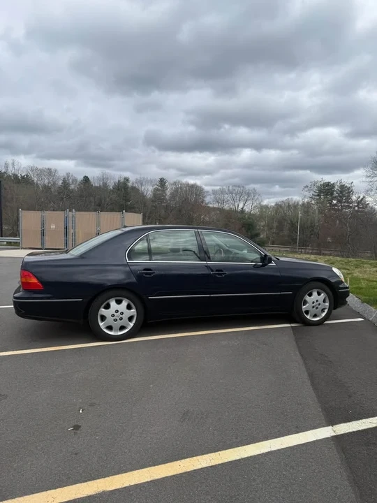 2001 Lexus LS 3rd Gen - Image 2 of 9