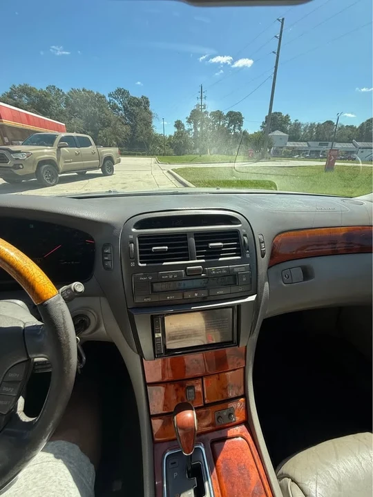 2001 Lexus LS 3rd Gen - Image 10 of 12