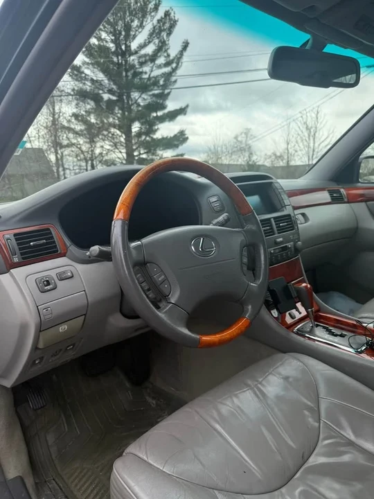 2001 Lexus LS 3rd Gen - Image 5 of 9
