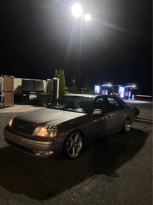2001 Lexus LS 3rd Gen - Image 2 of 6