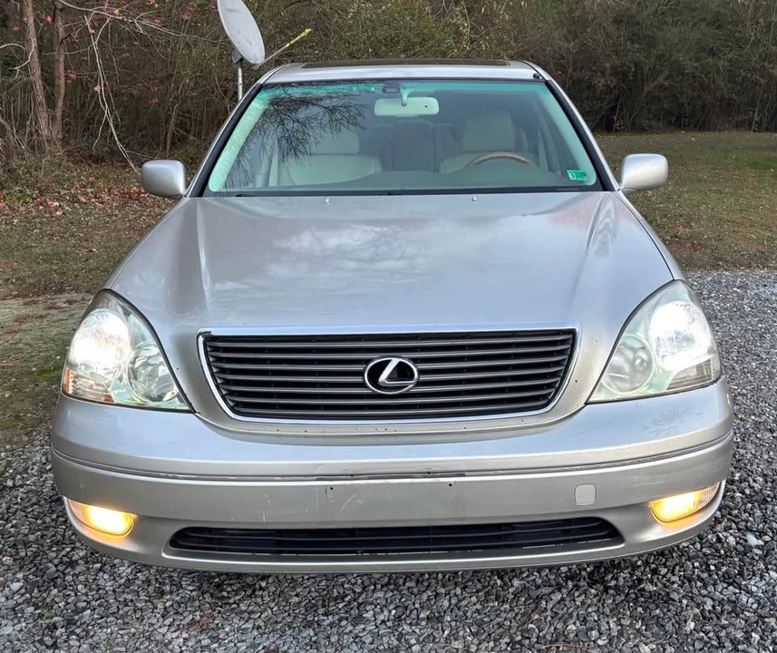 2001 Lexus LS 3rd Gen - Image 12 of 15
