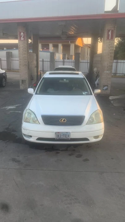 2001 Lexus LS 3rd Gen - Image 5 of 10