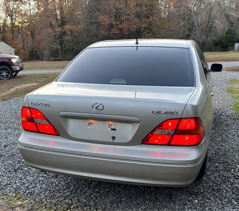 2001 Lexus LS 3rd Gen - Image 13 of 15