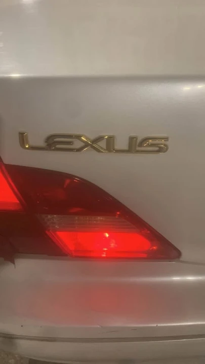 2001 Lexus LS 3rd Gen - Image 8 of 10