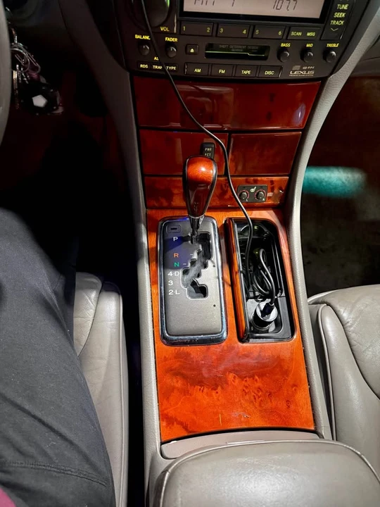 2001 Lexus LS 3rd Gen - Image 4 of 8
