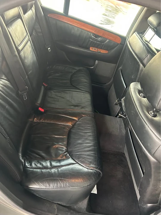 2001 Lexus LS 3rd Gen - Image 10 of 15