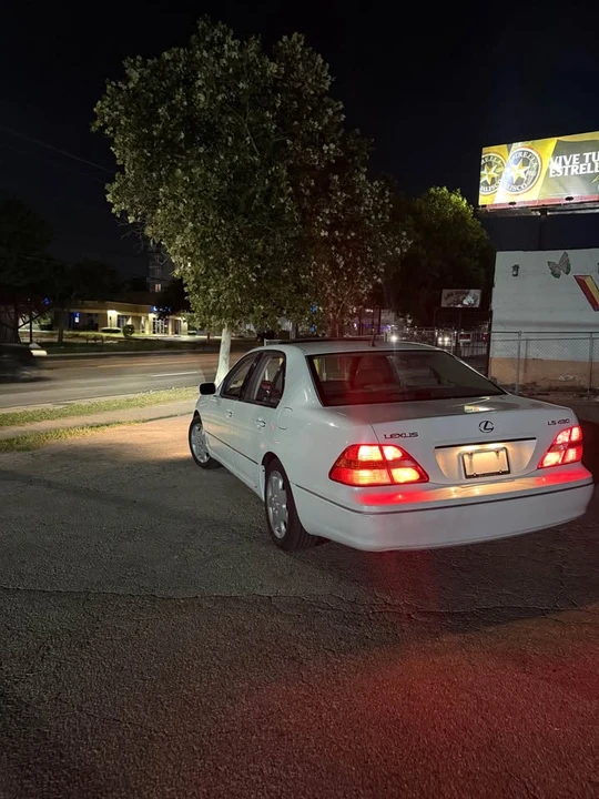 2001 Lexus LS 3rd Gen - Image 5 of 13
