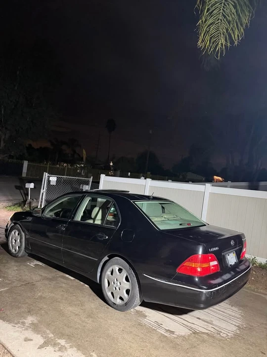 2001 Lexus LS 3rd Gen - Image 2 of 5