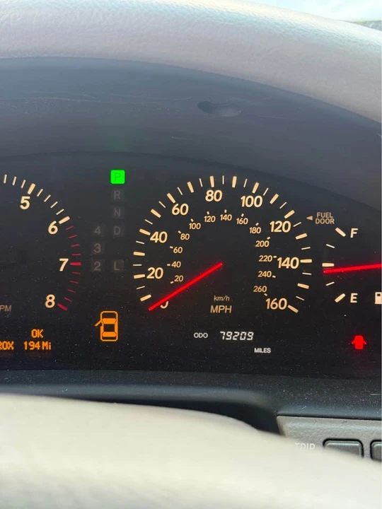 2001 Lexus LS 3rd Gen - Image 11 of 13