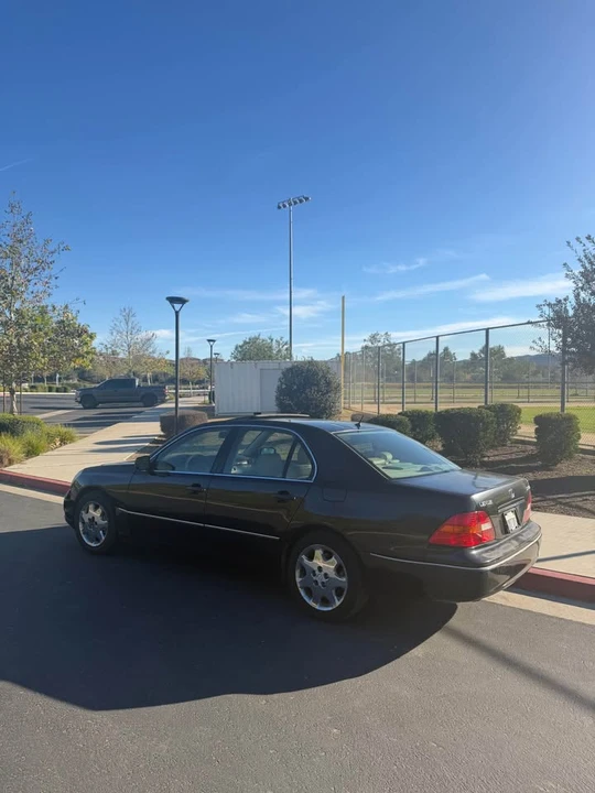2001 Lexus LS 3rd Gen - Image 6 of 7