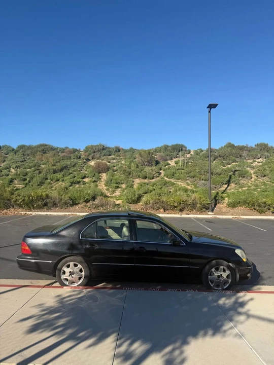 2001 Lexus LS 3rd Gen - Image 2 of 7