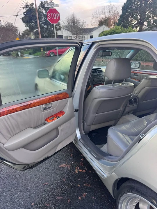 2001 Lexus LS 3rd Gen - Image 12 of 13