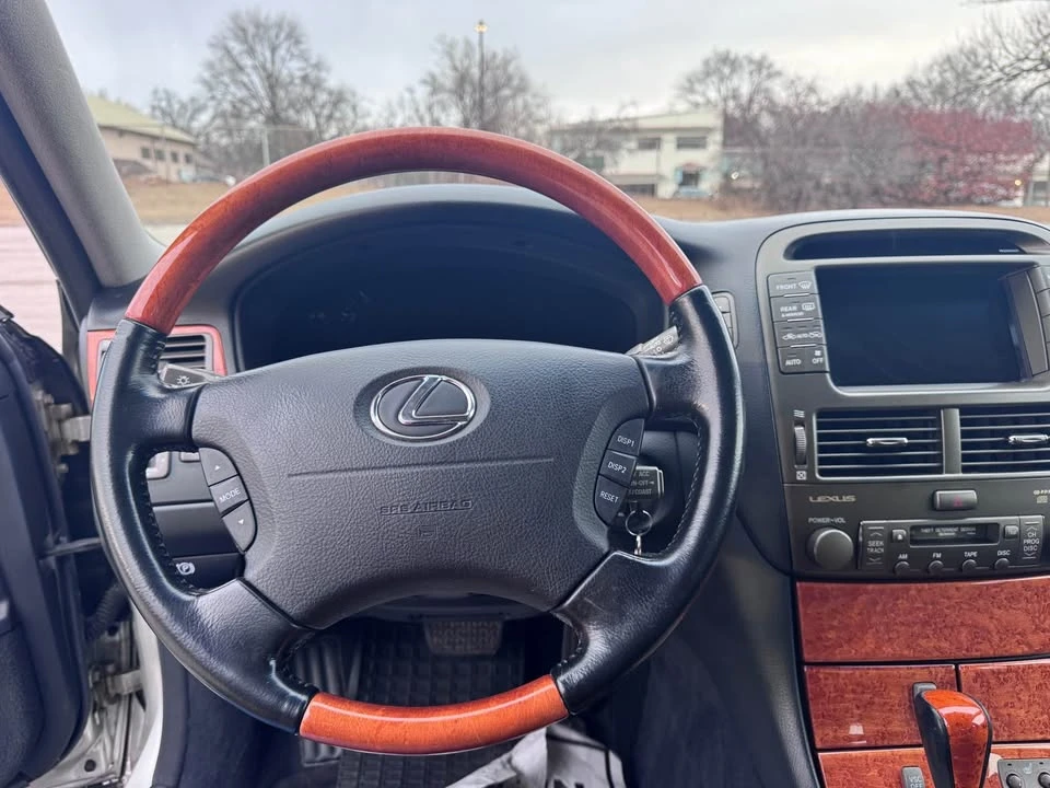 2001 Lexus LS 3rd Gen - Image 11 of 19