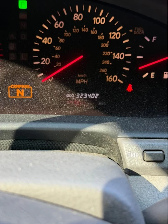 2001 Lexus LS 3rd Gen - Image 11 of 14
