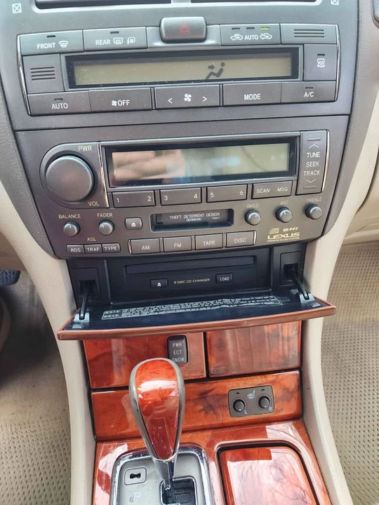 2001 Lexus LS 3rd Gen - Image 4 of 8
