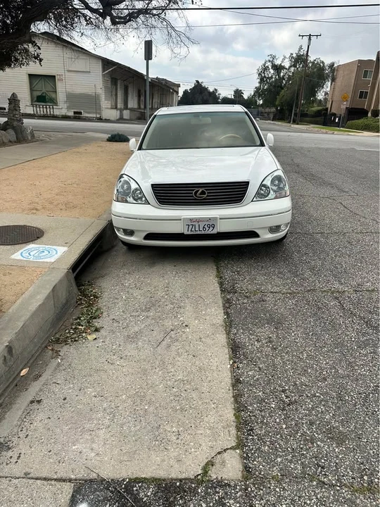 2001 Lexus LS 3rd Gen - Image 2 of 9
